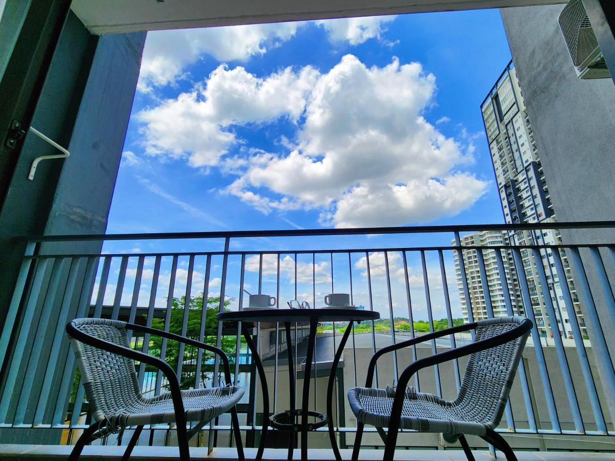 Klia Lili Residensi 5 Plus 2 Pax With Splendid Pool Nilai Exterior photo